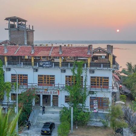 Funky Monkey Hostel & Yoga Rooftop Lounge , Arugambay Pottuvil Exterior foto