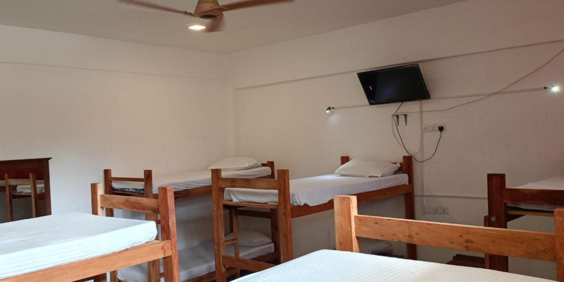 Funky Monkey Hostel & Yoga Rooftop Lounge , Arugambay Pottuvil Exterior foto