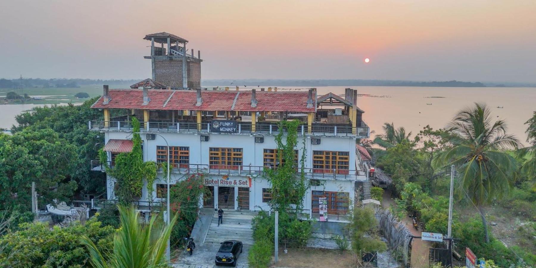 Funky Monkey Hostel & Yoga Rooftop Lounge , Arugambay Pottuvil Exterior foto
